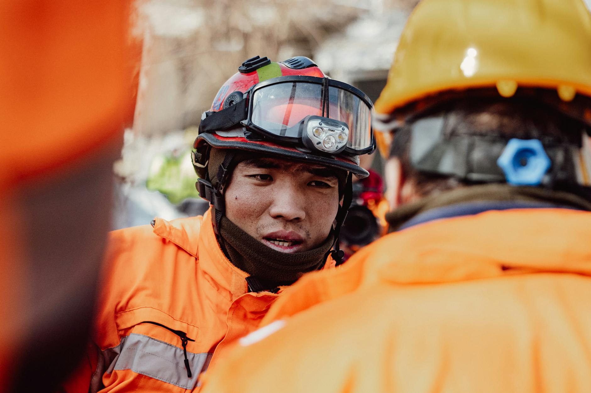 Dwaj ratownicy w kaskach omawiają plan działań ratunkowych