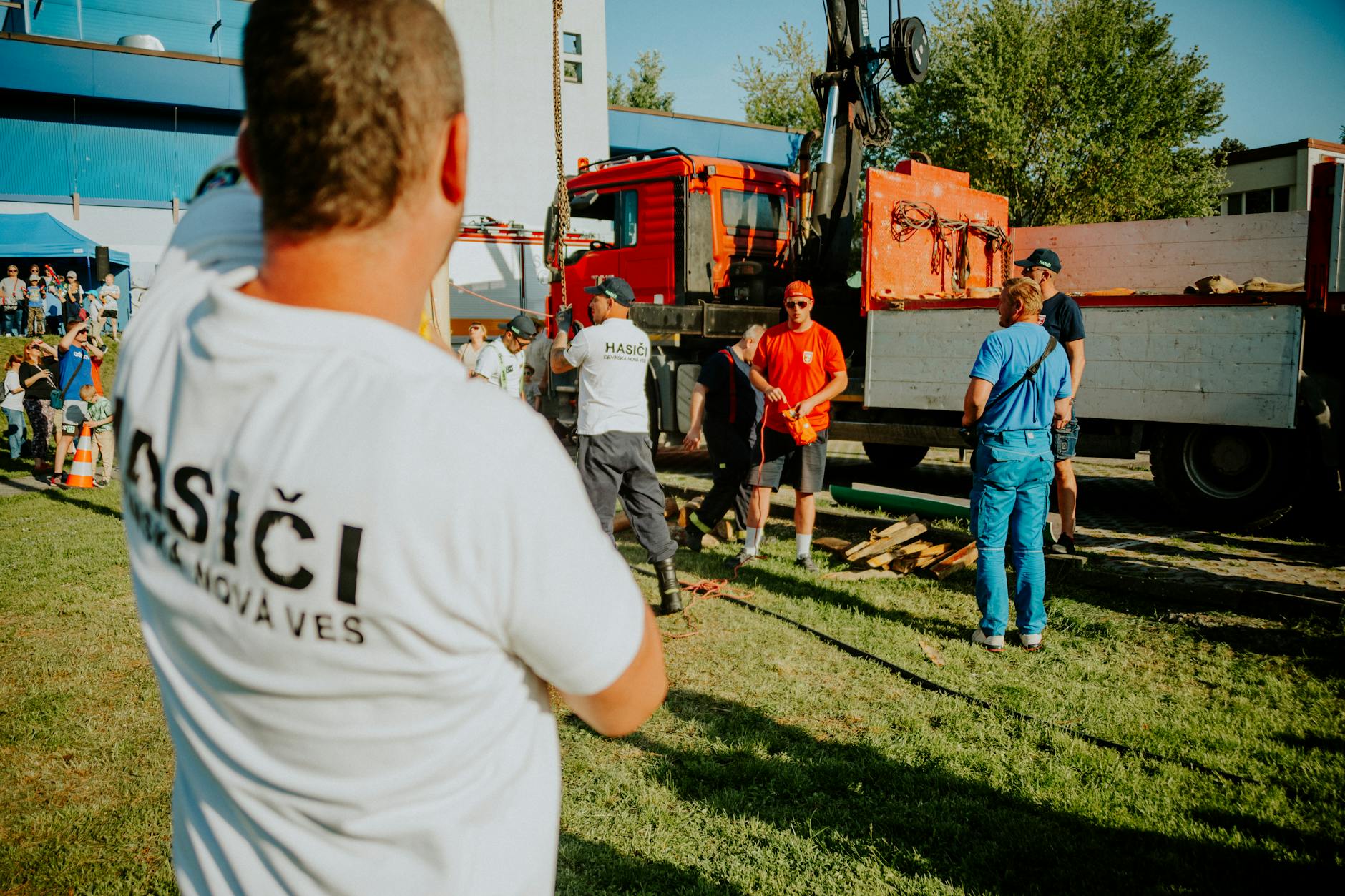 Strażacy demonstrują sprzęt ratunkowy w parku obok wozu strażackiego