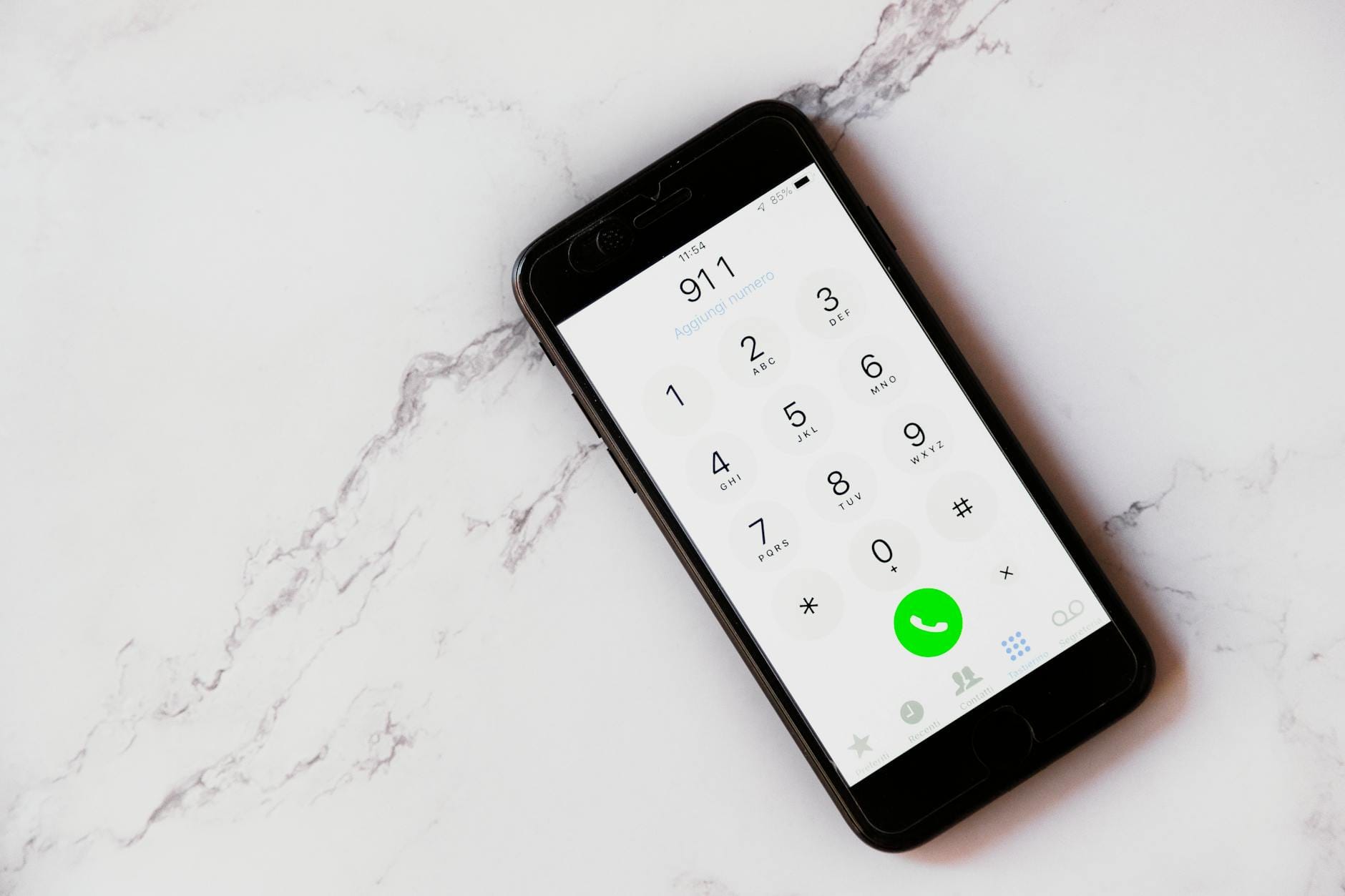 Smartfon na blacie z wyświetlonym numerem alarmowym 911
