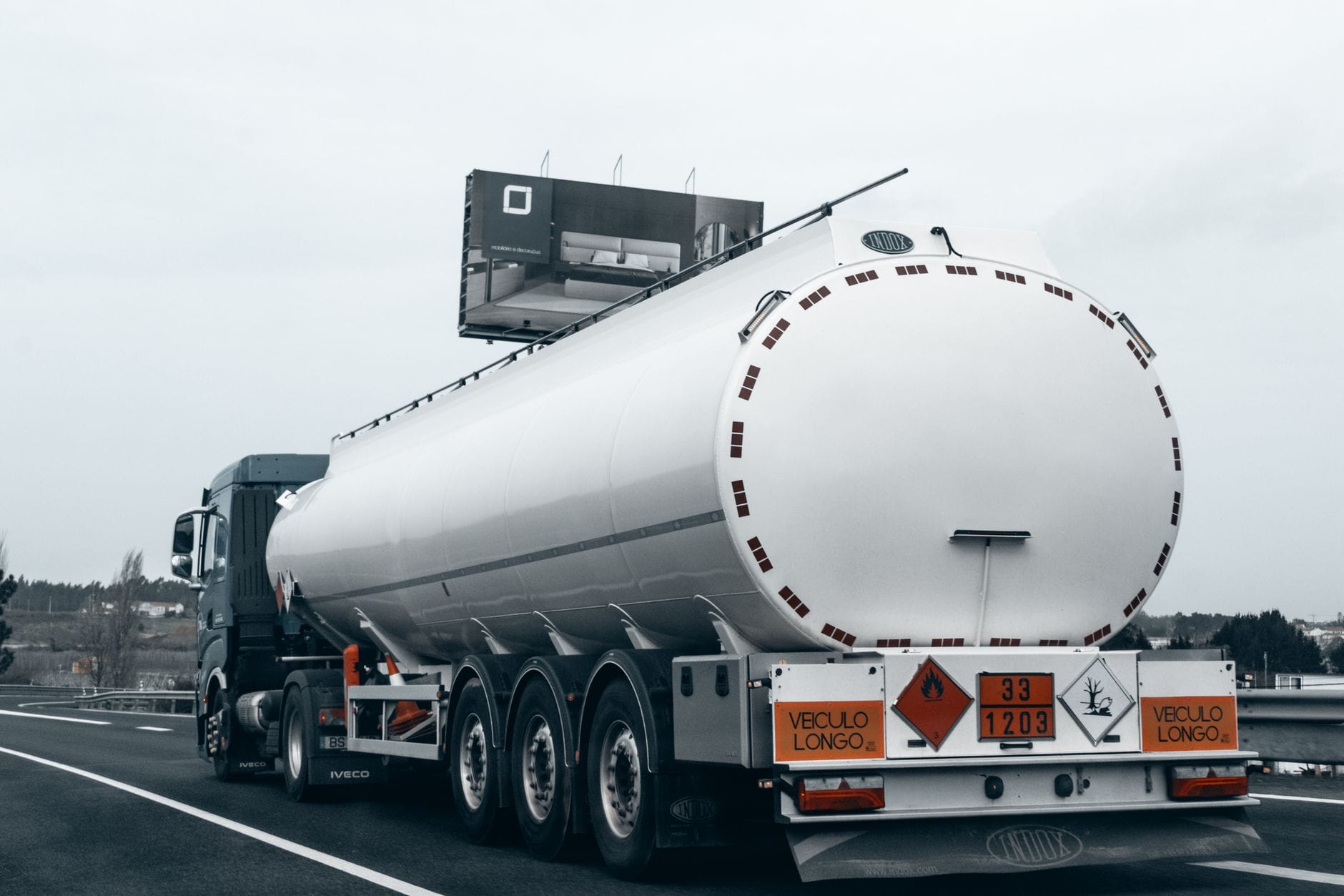Cyfryzacja transportu drogowego w Polsce: wyzwania dla przewoźników i administracji Cysterna z paliwem na autostradzie symbolizująca cyfryzację transportu