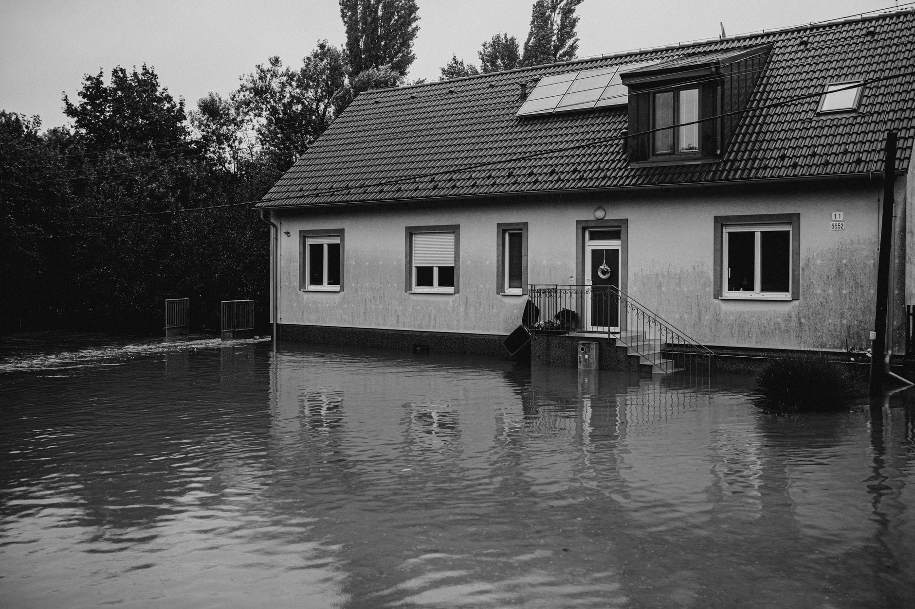 Zalany wodą dom jednorodzinny na podmiejskiej ulicy
