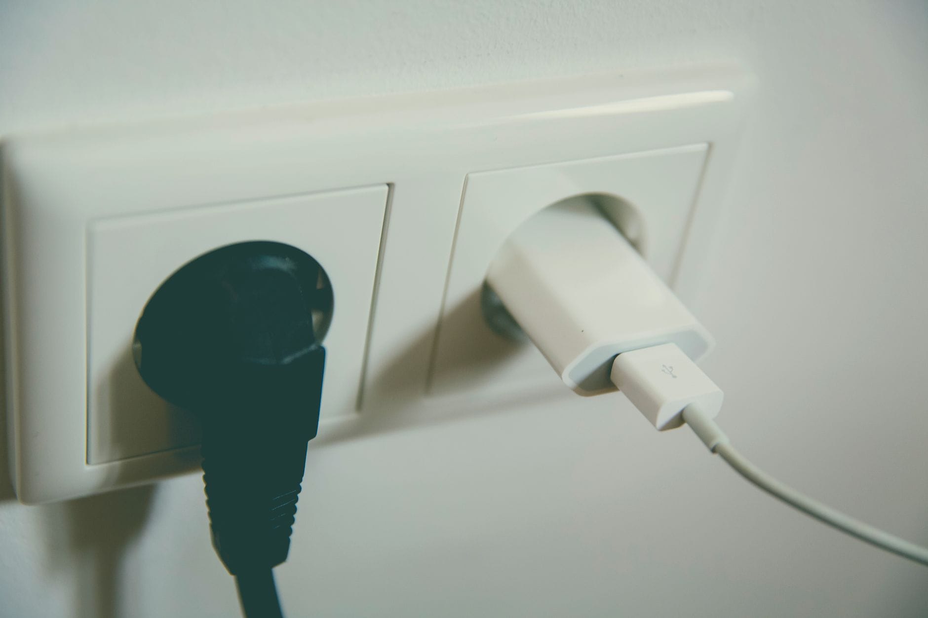 Zbliżenie gniazdka elektrycznego w ścianie z dwoma wtyczkami Zbliżenie gniazdka elektrycznego w ścianie z dwoma wtyczkami