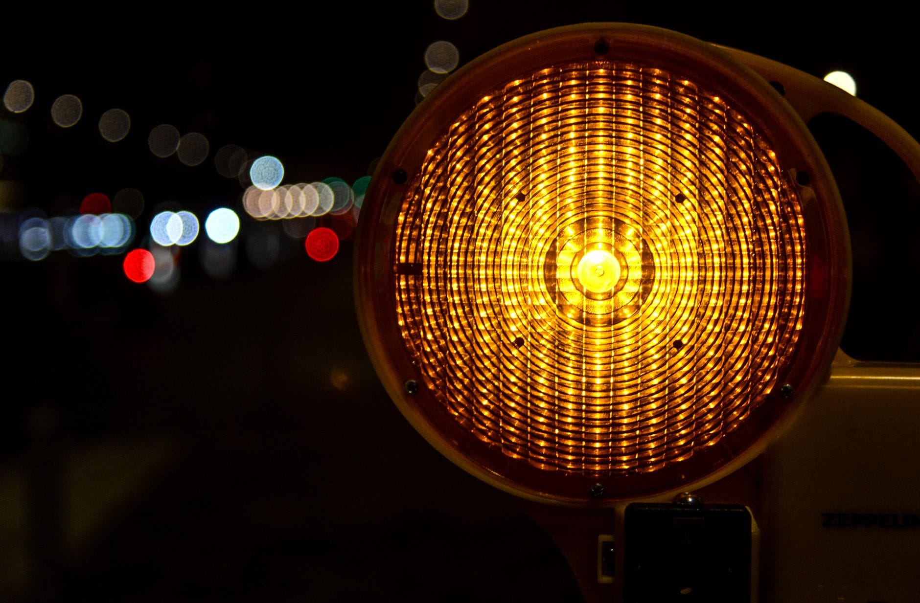 Ostrzegawcze światło odblaskowe świecące nocą na drodze